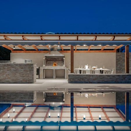 Antonia Villa - Luxurious Serenity With Private Pool, By Zantewize Kalipadhon ภายนอก รูปภาพ