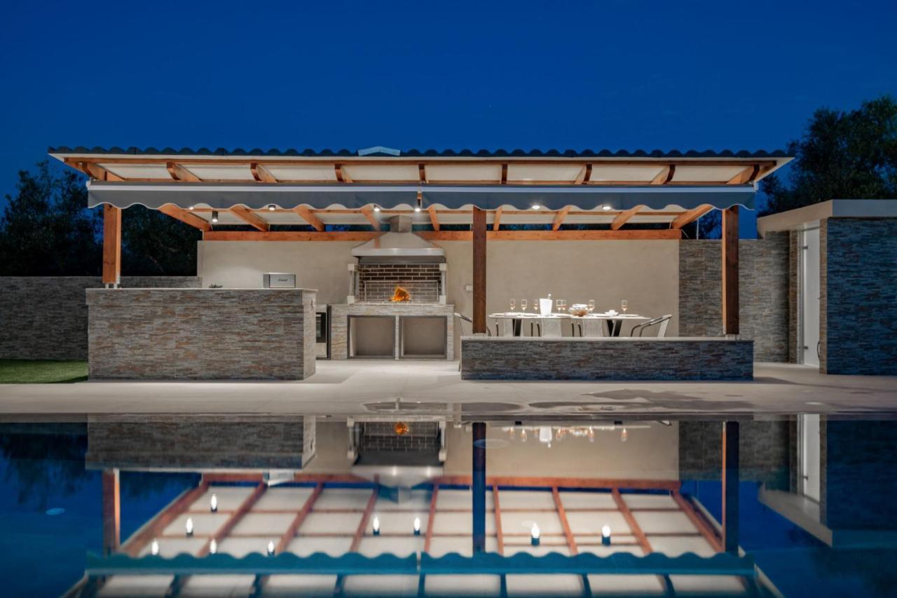 Antonia Villa - Luxurious Serenity With Private Pool, By Zantewize Kalipadhon ภายนอก รูปภาพ