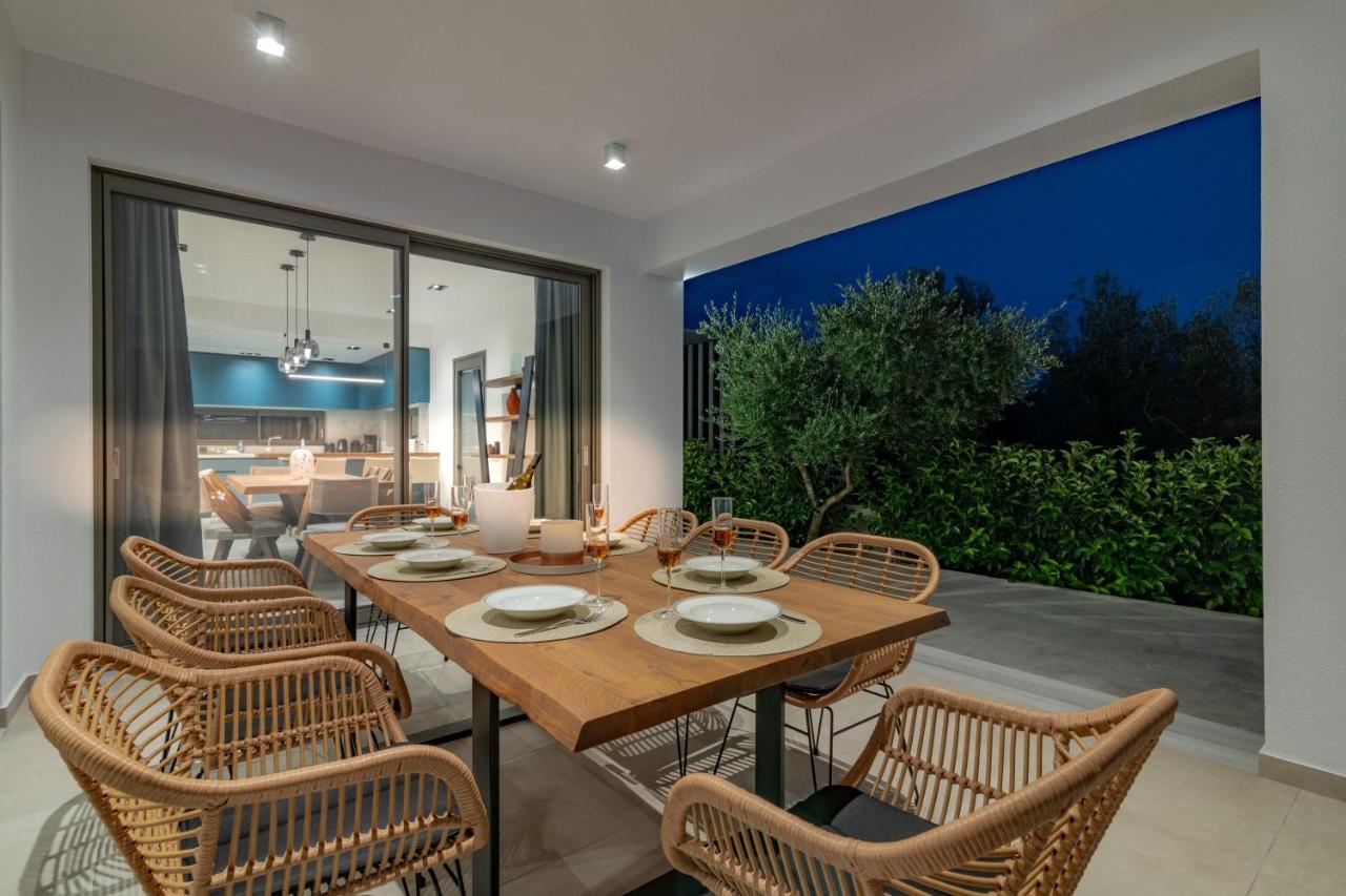 Antonia Villa - Luxurious Serenity With Private Pool, By Zantewize Kalipadhon ภายนอก รูปภาพ