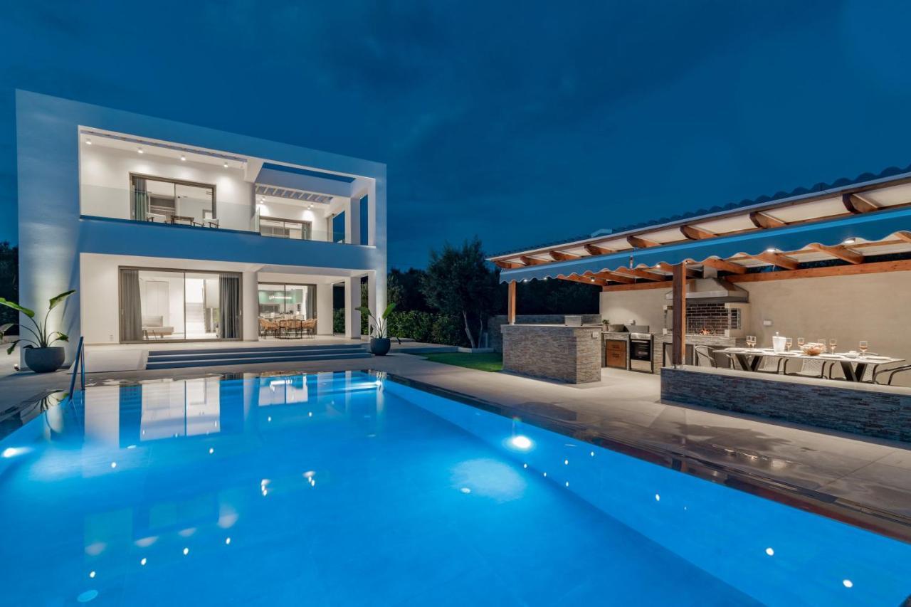 Antonia Villa - Luxurious Serenity With Private Pool, By Zantewize Kalipadhon ภายนอก รูปภาพ